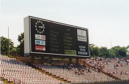 Anzeigetafel mit Aufstellung